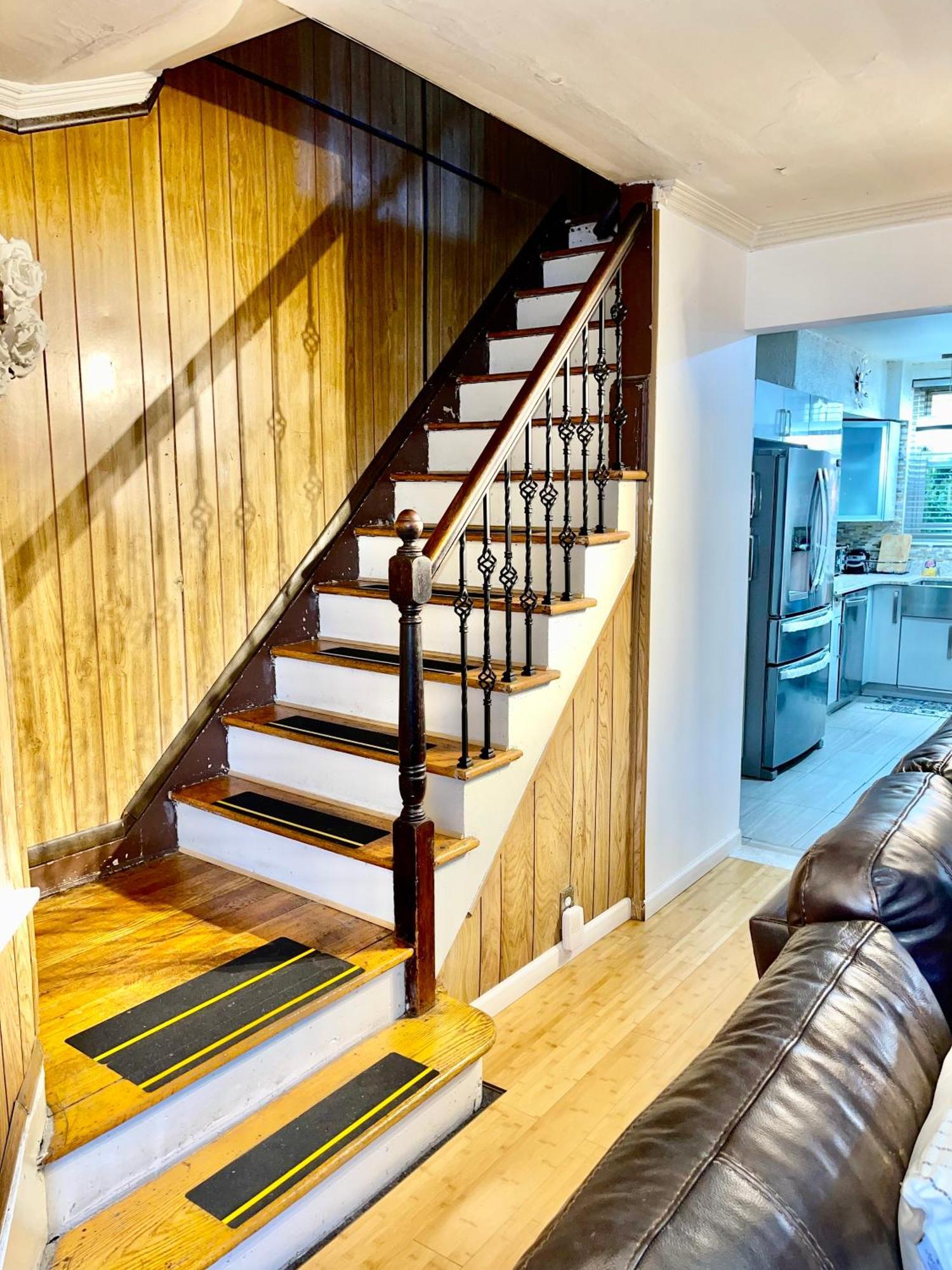 Сasa de vacaciones Lga Airport 3 Mins, 3 Bedroom Duplex House, Parking And Private Backyard, 9mins Subway! Nueva York