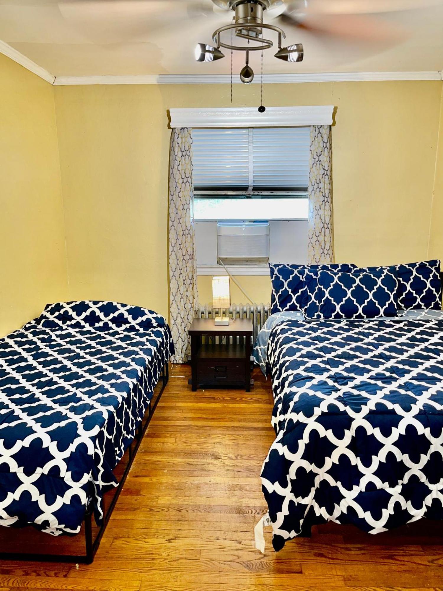 Сasa de vacaciones Lga Airport 3 Mins, 3 Bedroom Duplex House, Parking And Private Backyard, 9mins Subway!
